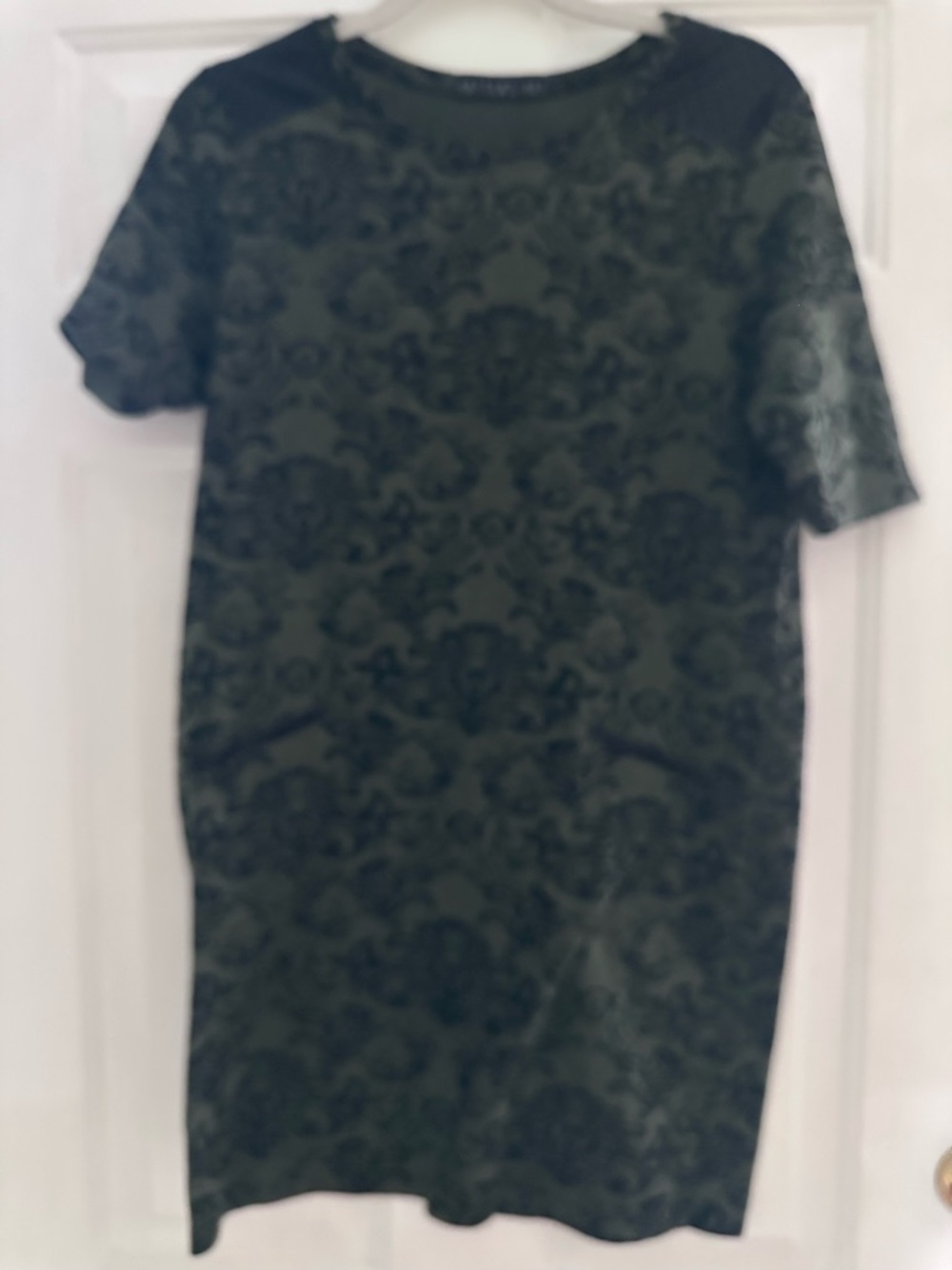 Potters Pot Women's Short Sleeve Crewneck Shift Dress in Dark Green Damask